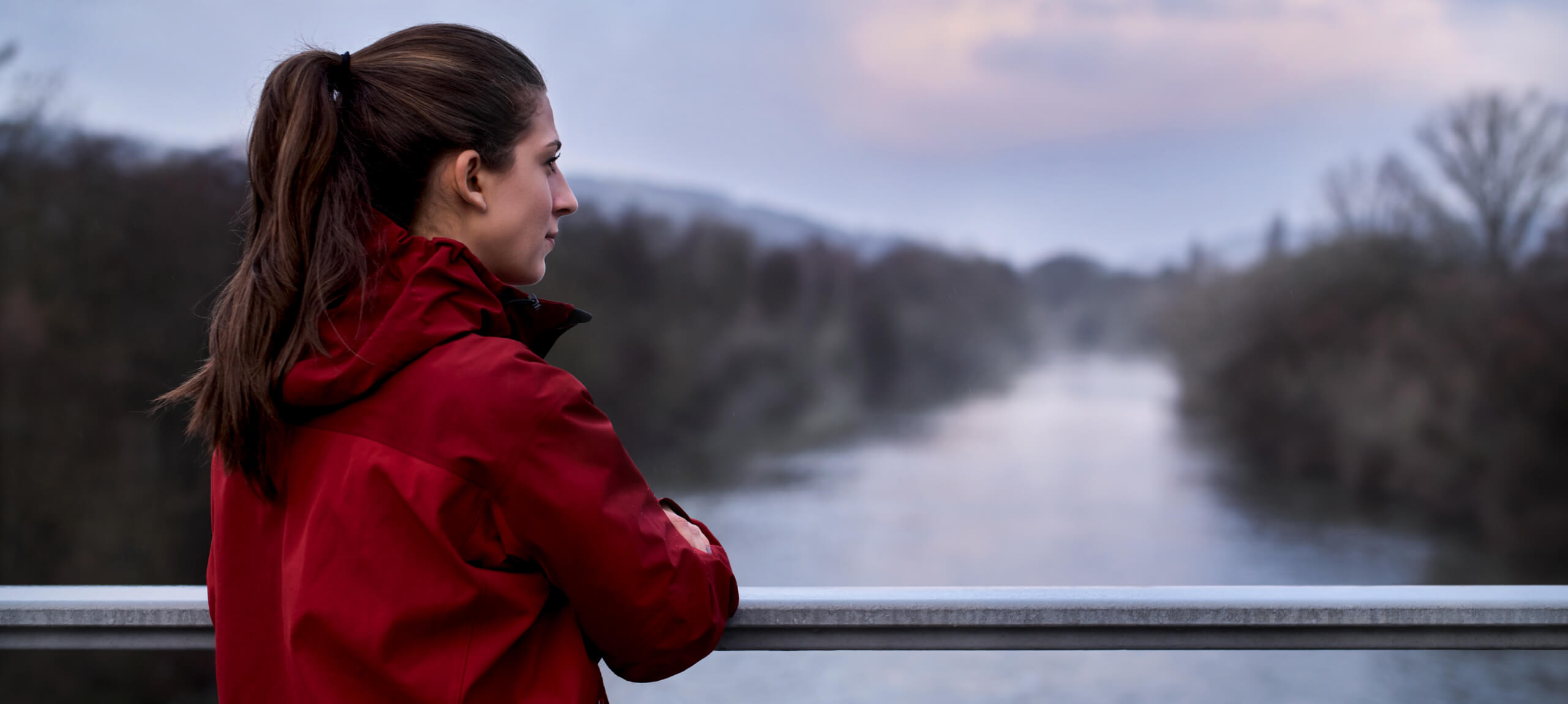 Anna Rüdinger steht auf einer Brücke